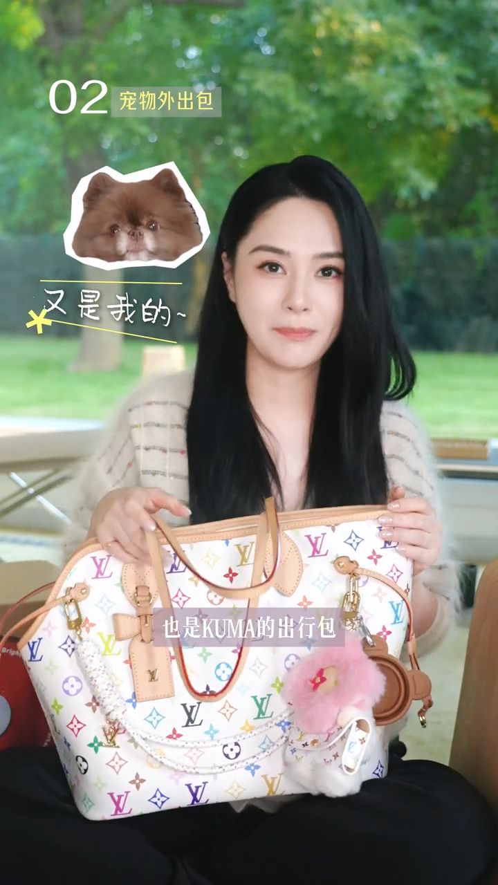 鍾欣潼在影片中展示為愛犬Kuma準備的LV x 村上隆限量版出行包。