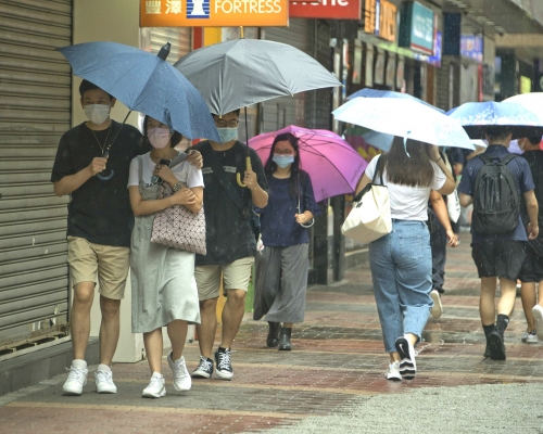 明日稍後風勢增強,驟雨增多及有狂風雷暴。海有湧浪。隨後兩三日間中有大雨。資料圖片