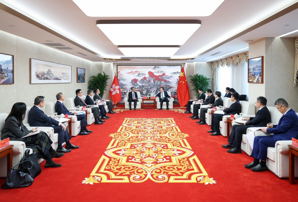 中央港澳工作辦公室主任、國務院港澳事務辦公室主任夏寶龍（右七）今日早上會見陳茂波（左七）。