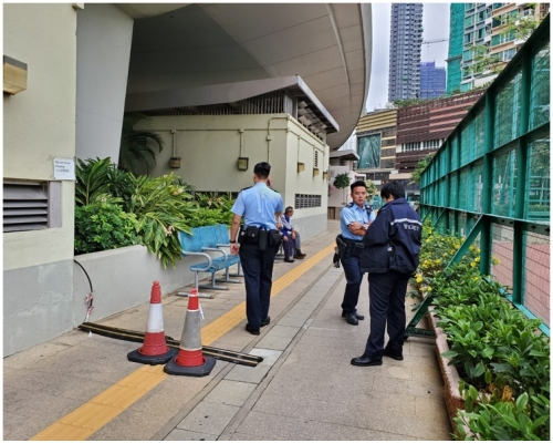 一條經地面接駁至球場的電線被人剪斷。梁國峰攝