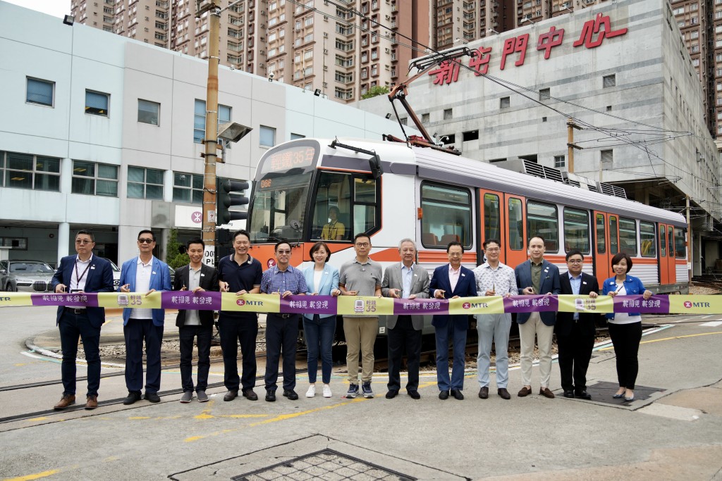 “35周年复刻主题轻铁”将停泊在兆康站让市民欣赏参观。苏正谦摄