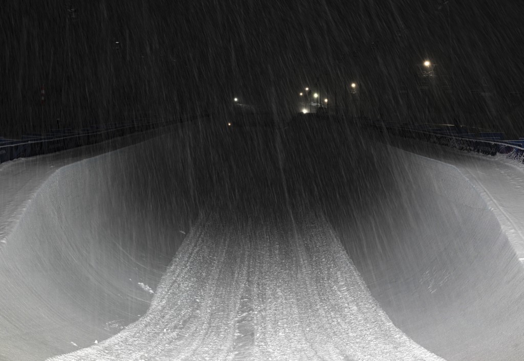 降雪強度超出預期，U型場地賽道被厚雪覆蓋，不符合比賽要求。新華社