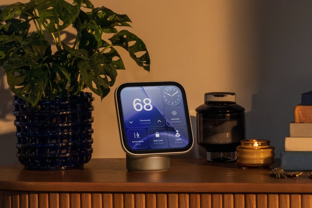HomeView 可独立摆放在台上，亦可挂在墙上使用。