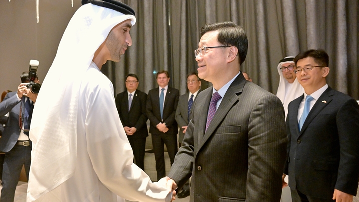 行政長官李家超（中）到訪阿聯酋迪拜，與阿聯酋經濟部外貿國務部長Thani bin Ahmed Al Zeyoudi（左）會面。
