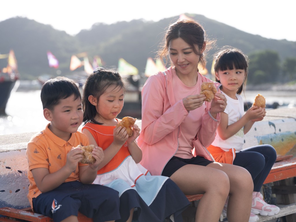 Michelle同小朋友一齊拍好開心。