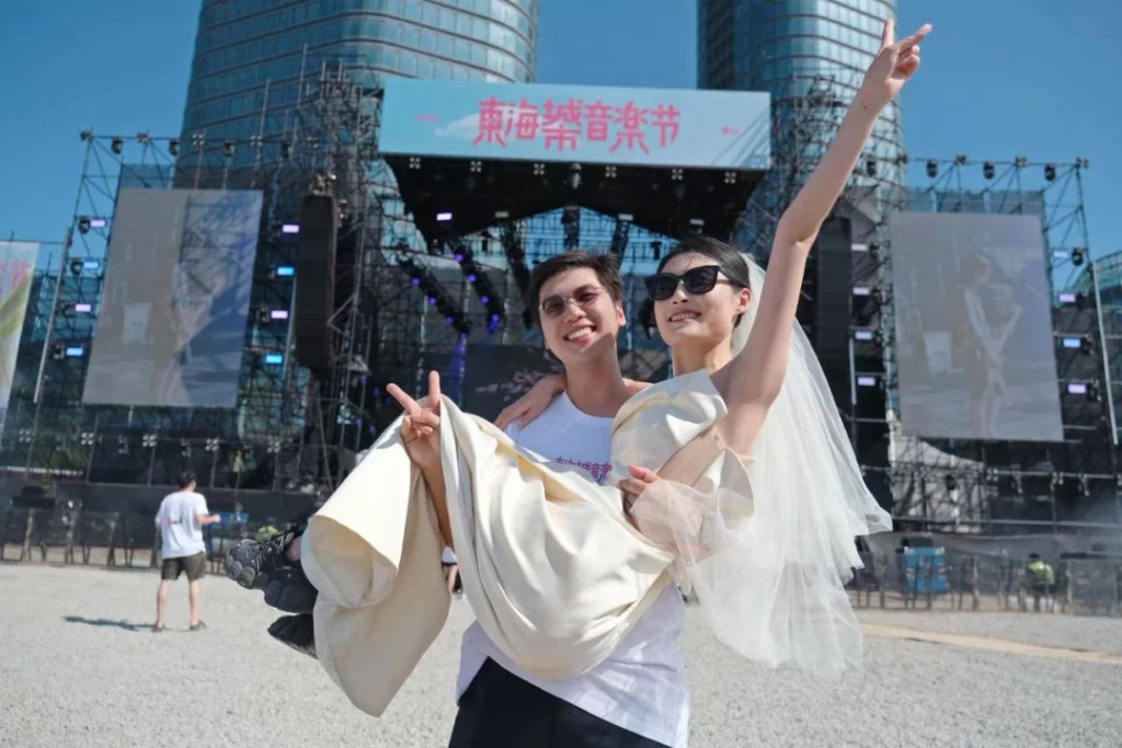 在寧波音樂節現場舉行結婚儀式的新人。寧波民政微信公眾號 在寧波音樂節現場舉行結婚儀式的新人。寧波民政微信公眾號