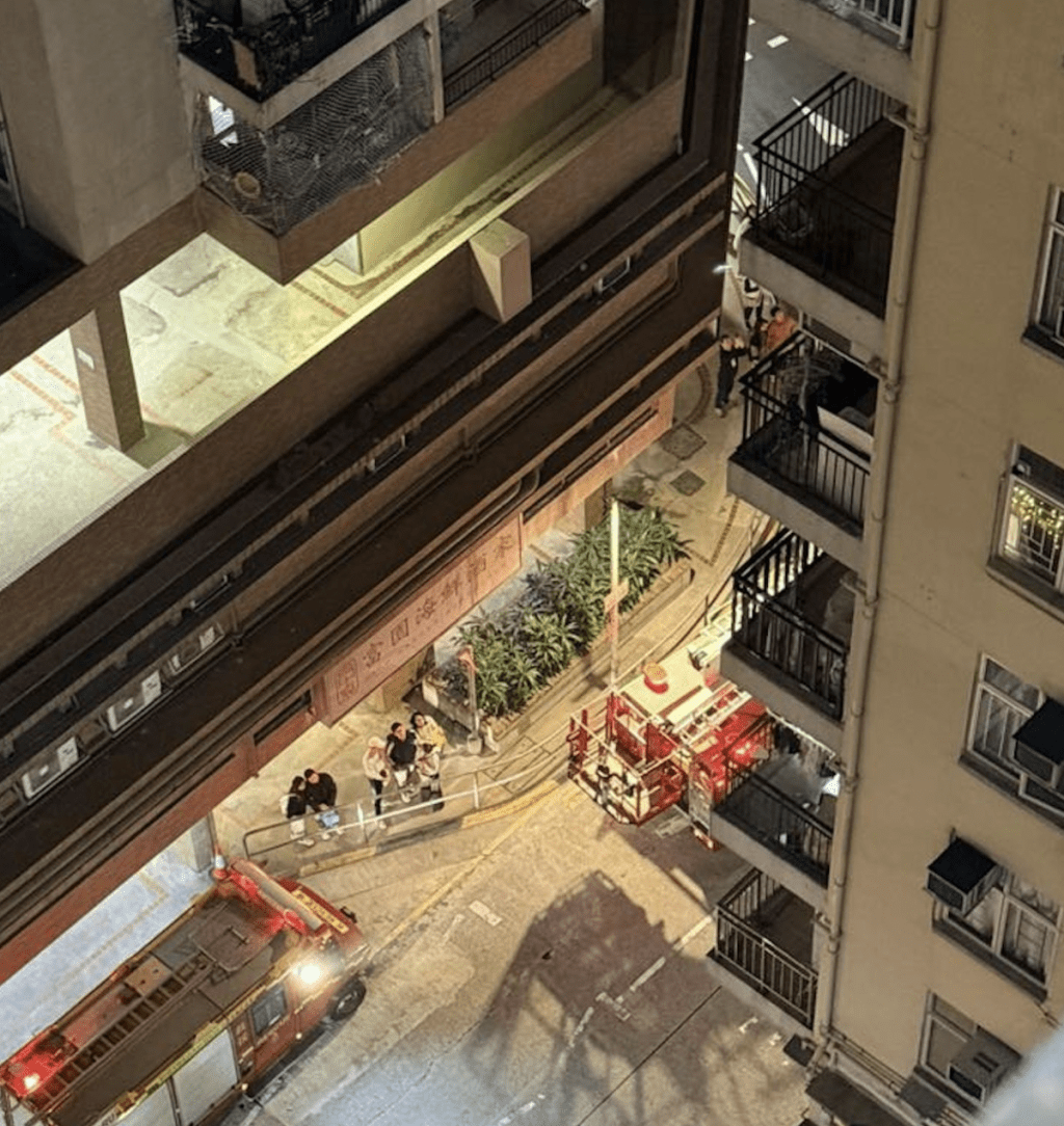 部分居民在樓下疏散。fb「Mei Foo 美孚」群組