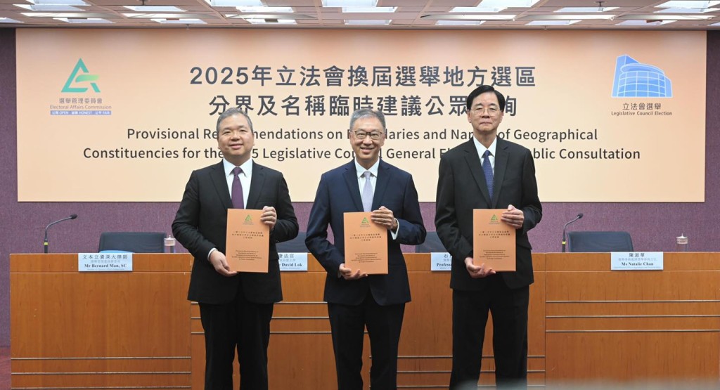 選舉管理委員會主席陸啟康(中)早前去信全港中六學生。政制及內地事務局FB 選舉管理委員會主席陸啟康(中)早前去信全港中六學生。政制及內地事務局FB