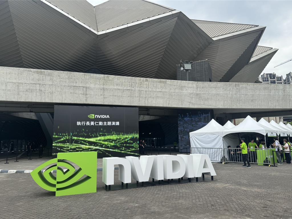 黃仁勳19日在台灣一個演講中宣布,NVIDIA海外總部拍板落戶台北。中時 黃仁勳19日在台灣一個演講中宣布,NVIDIA海外總部拍板落戶台北。中時