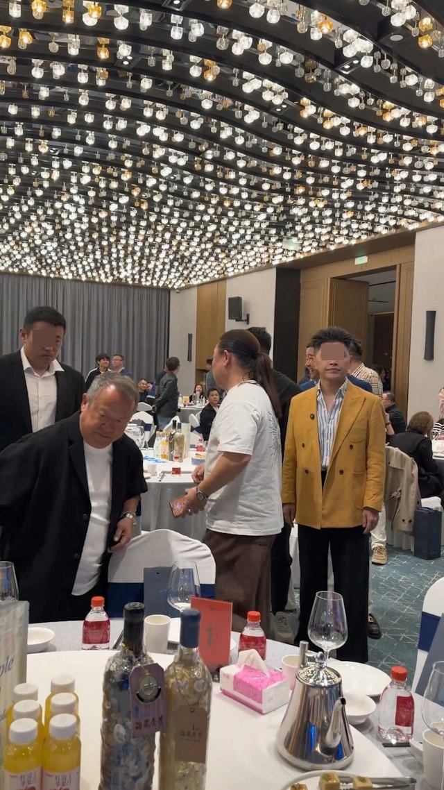 曾志偉於飯局中得到疑似保鑣拉櫈。