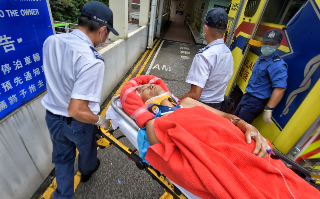 傷者獲送院時清醒。