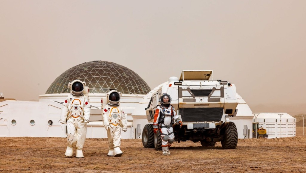 遊客身穿「太空服」在甘肅金昌的「火星基地」體驗「火星漫步」。