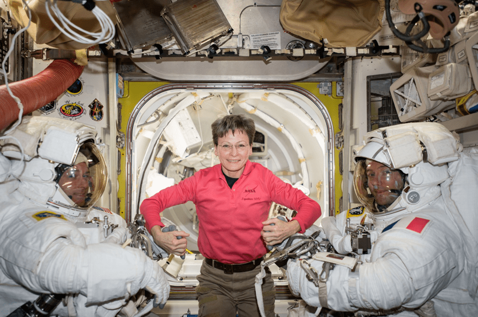 NASA的著名航天员Peggy Whitson在国际空间站时就时常戴着眼镜。