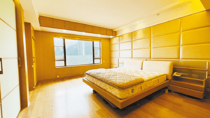 寢室放置雙人大床後，仍可三邊落床，活動空間寬敞。