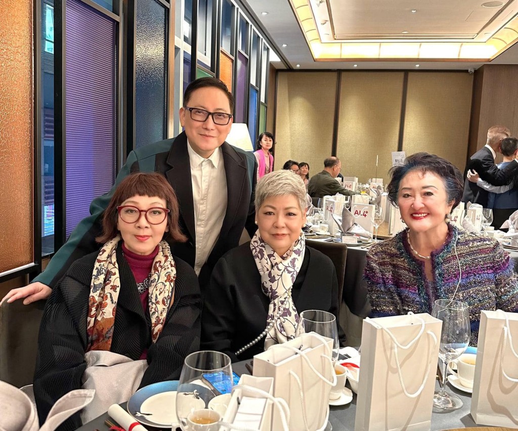 文丽贤（下左）近年积极抗癌，不过仍有出席好友聚会。