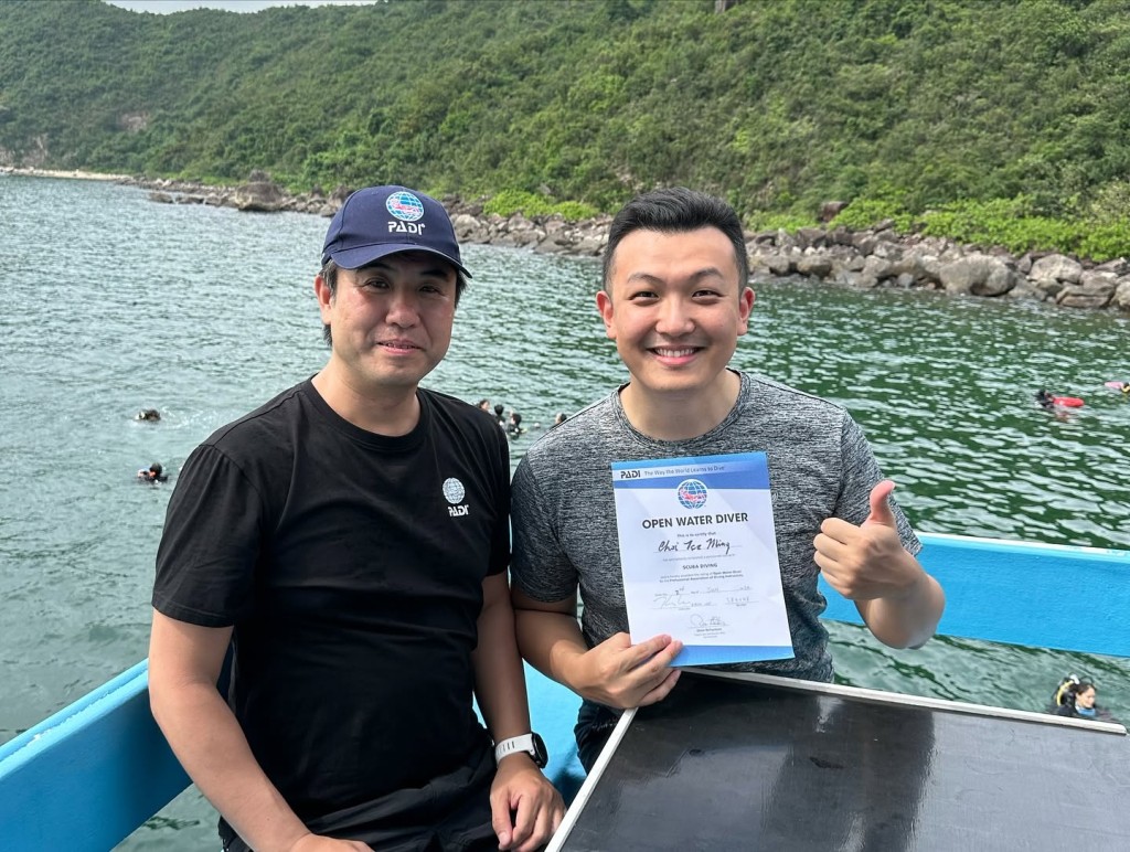 蔡梓銘（右）考獲潛水證書。