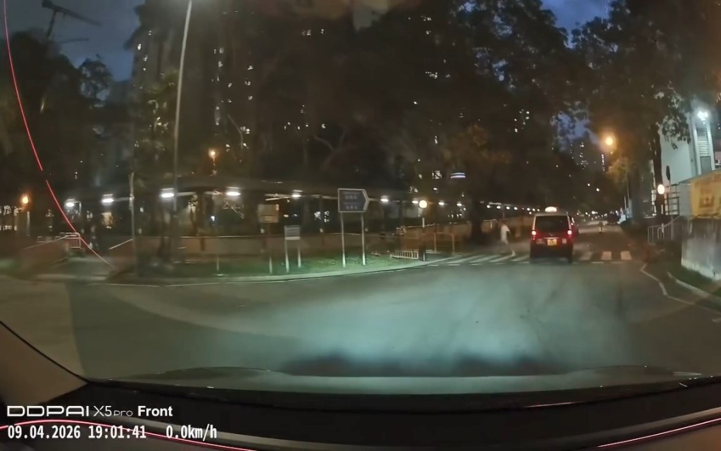 的士駛至斑馬線時,竟未有收油反而打算直衝。fb「車cam L(香港群組)」Queen_W08片段截圖 的士駛至斑馬線時,竟未有收油反而打算直衝。fb「車cam L(香港群組)」Queen_W08片段截圖
