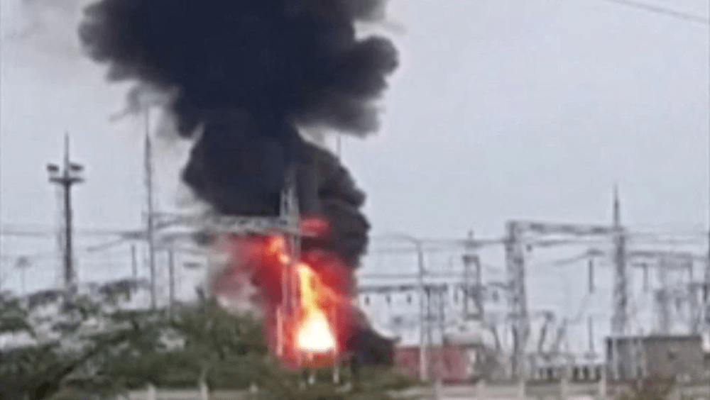 在克里米亞贊科伊區發生爆炸後起火的變電站上方冒出濃煙。路透