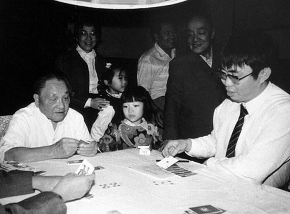 1986年9月，邓小平和围棋国手聂卫平在桥牌桌上较量。