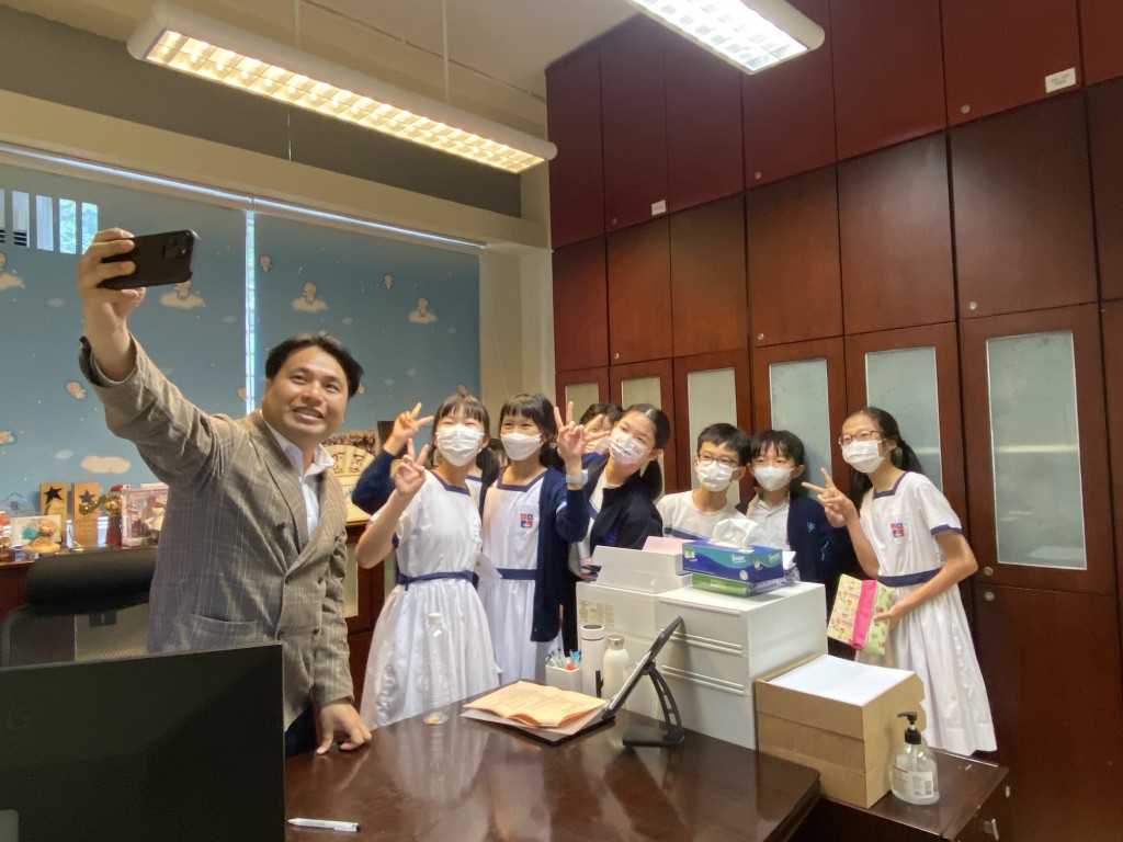 接任不久便已經與學生打成一片玩selfie。（圖片來源：《親子王》）