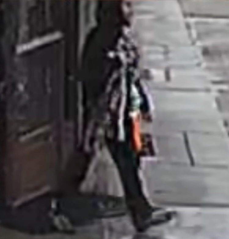 客人借看「海象陰莖骨」後順手牽走。 fb / Mia Panella