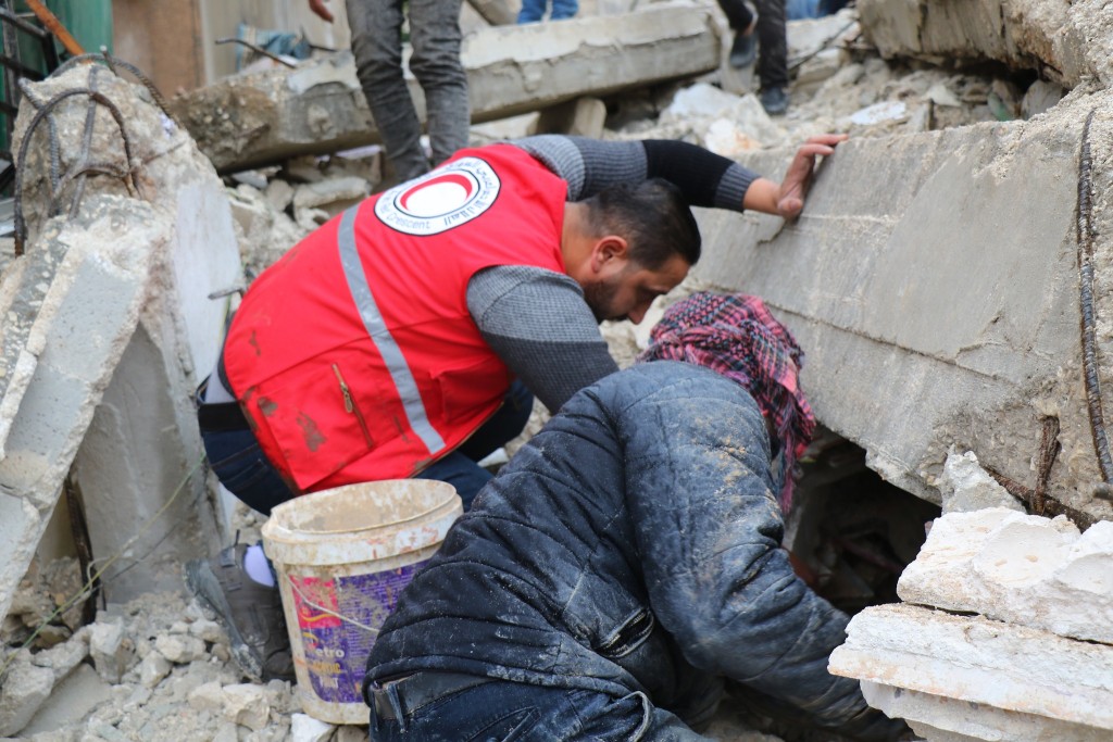 土耳其紅新月會人員在瓦礫中搜救。香港紅十字會facebook圖片