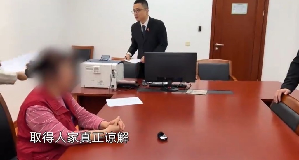 執行警員搜查發現該上海大媽將240餘萬元現金藏在家中。微博@康斯坦丁