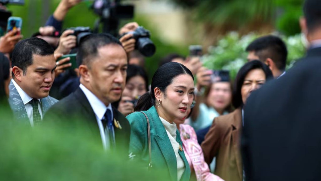 泰國憲法法院受理議員請願，裁定暫停總理佩通坦職務。路透社