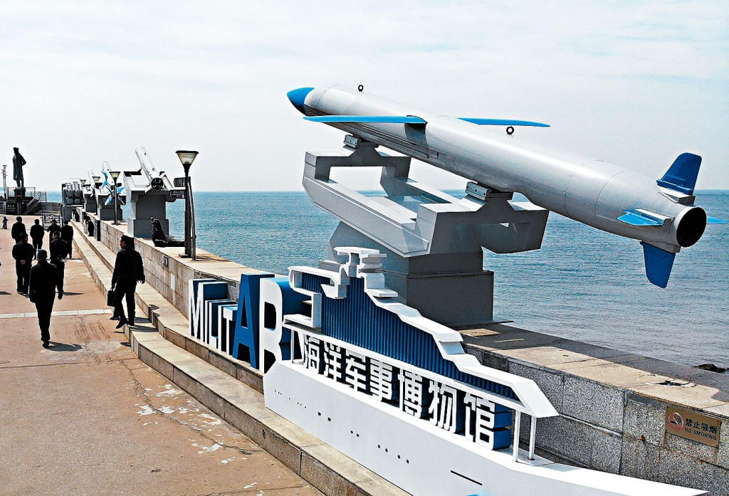 山東青島海洋軍事博物館的導彈模型。