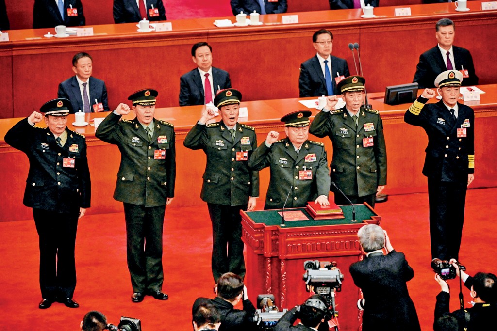 中央軍委領導層多人落馬,包括原軍委副主席何衛東(二排中)、原國防部長李尚福(二排右2)、原軍委政治工作部主任苗華(二排右)。