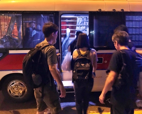 警方拘捕6名男女。警方提供