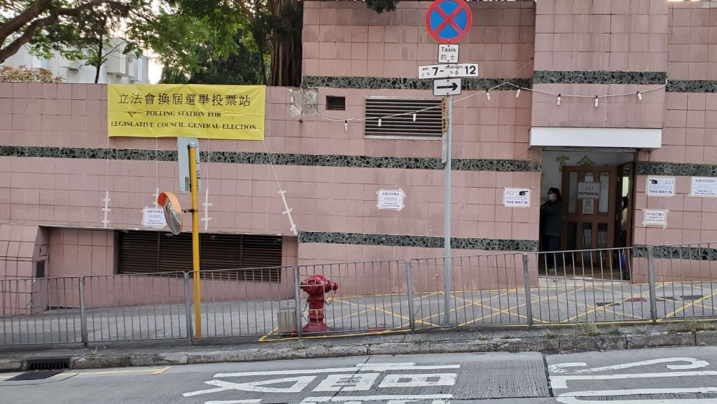 被告涉嫌在去年的立法會選舉中藉公開活動作出非法行為。資料圖片