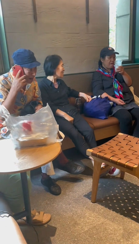 網傳老人「齋嘆冷氣」,咖啡店關冷氣趕客。常州官方澄清是網民杜撰。 抖音 網傳老人「齋嘆冷氣」,咖啡店關冷氣趕客。常州官方澄清是網民杜撰。 抖音