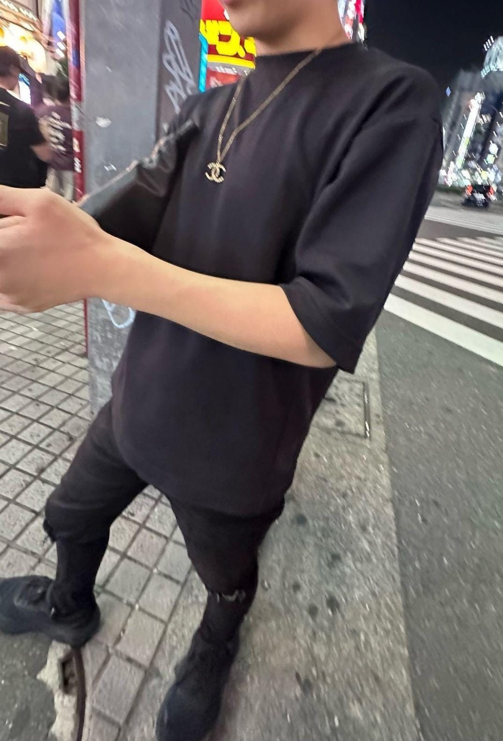 Suki 在帖文亦分享她在東京被陌生男子搭訕的相片。網上圖片