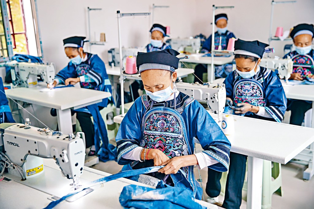 贵州紫云县正式脱贫。图为当地工艺品厂房。