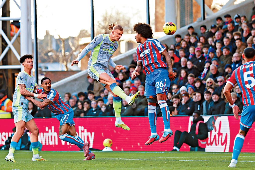 曼城在捱打下，由艾寧夏蘭特（左）的頭槌先開紀錄。