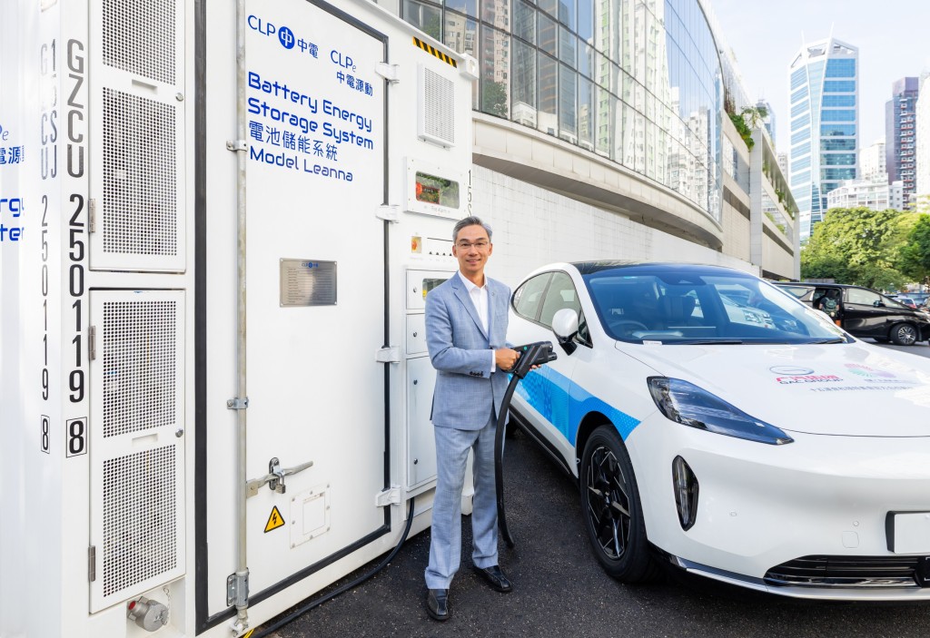 中电源动集团总裁吴永豪先生为电动车充电。