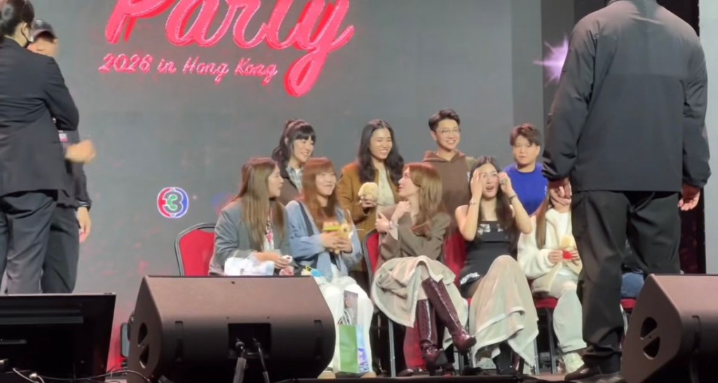 阿正（後排左一）上台與LingOrm合照。