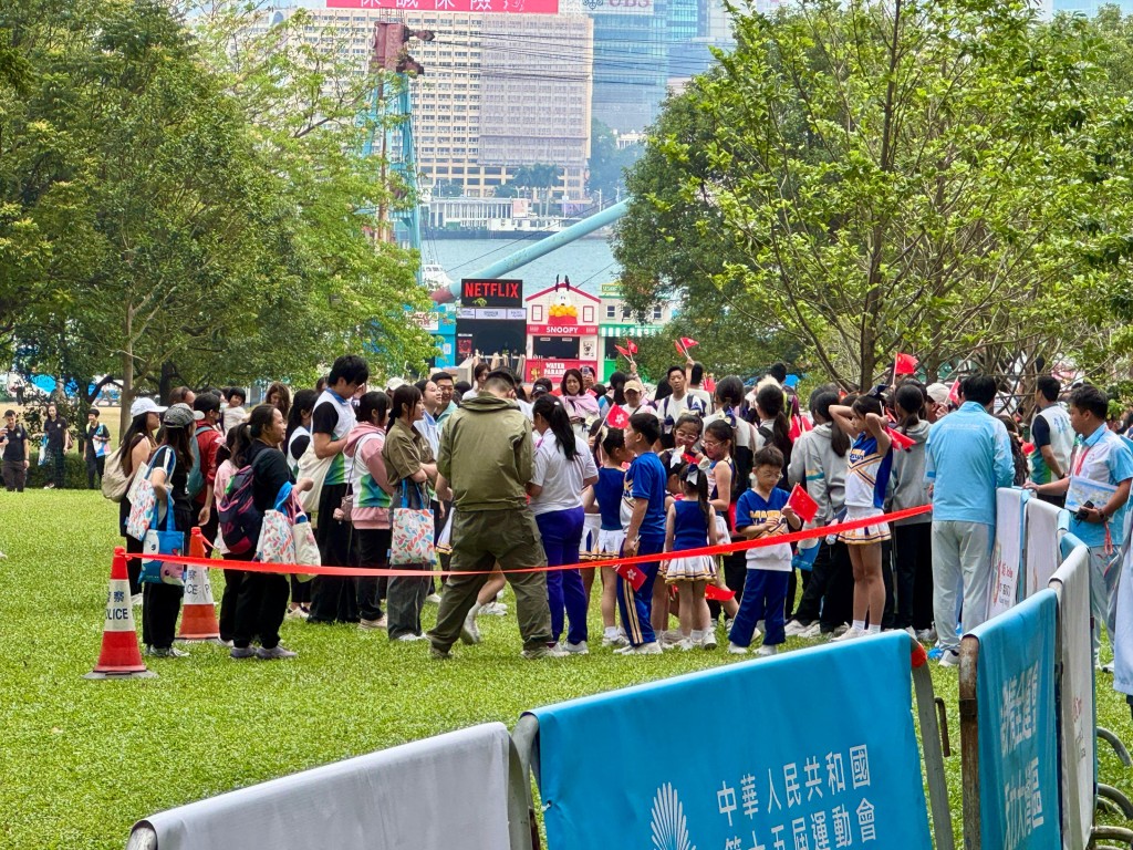 大約8時30分,已經有不少市民陸陸續續來到火炬起跑儀式現場,等待觀看火炬傳遞。 大約8時30分,已經有不少市民陸陸續續來到火炬起跑儀式現場,等待觀看火炬傳遞。