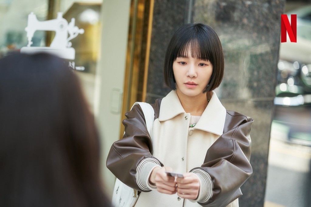 朴圭瑛因為偷穿李清娥的名牌服裝，卻不慎染污糟，讓她獲機會走近對方。