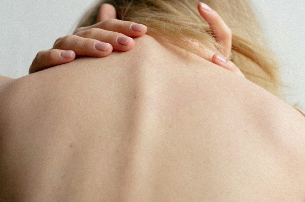 41  6  24  95  手机看  元宝·新闻妹元宝·新闻妹 元宝·新闻妹  20多岁女生脖子疼1周，左颈部有约鸡蛋大小肿物，竟查出胃癌且全身转移。 unsplash/示意图