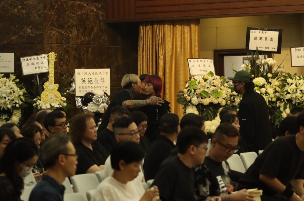陈奕迅与太太徐濠萦灵堂内逐一慰问家属及友人。