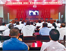高級消防隊長羅文傑，展示當日發生山泥傾瀉位置。