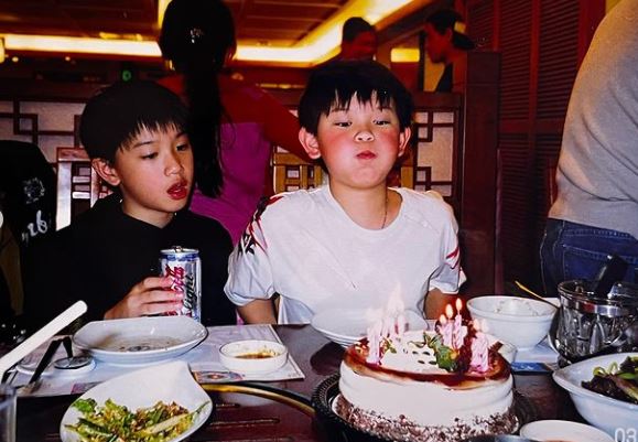 胡智同（左）跟哥哥的童年照。