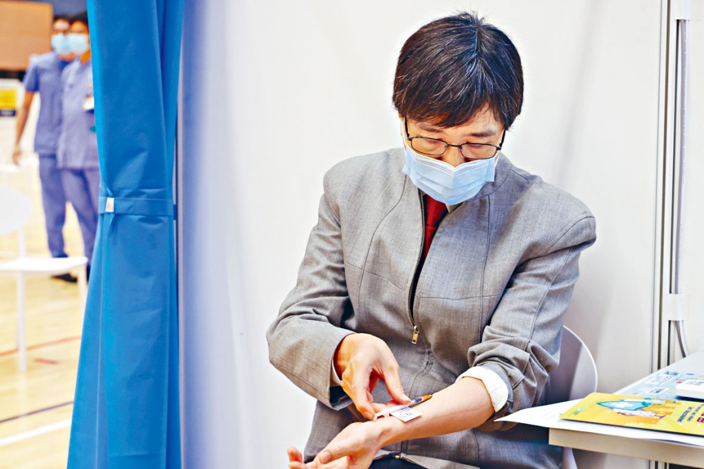 ■袁国勇昨为自己皮下注射BioNTech疫苗，鼓励市民接种。