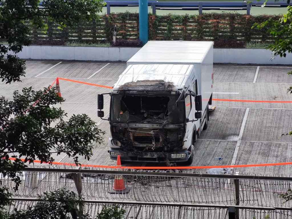 警察會被焚毀的貨車。