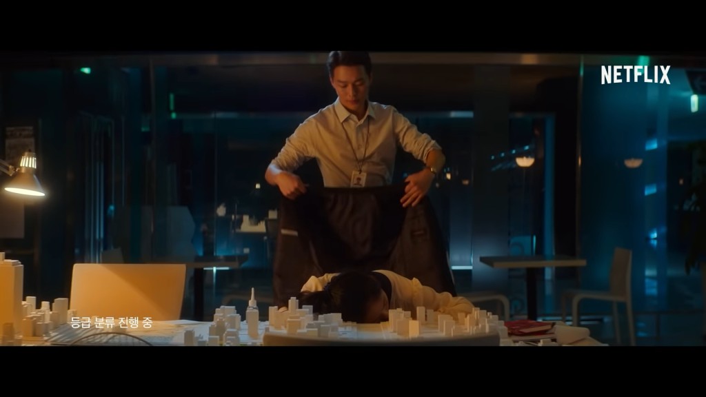 張基龍幫Krystal披外套。