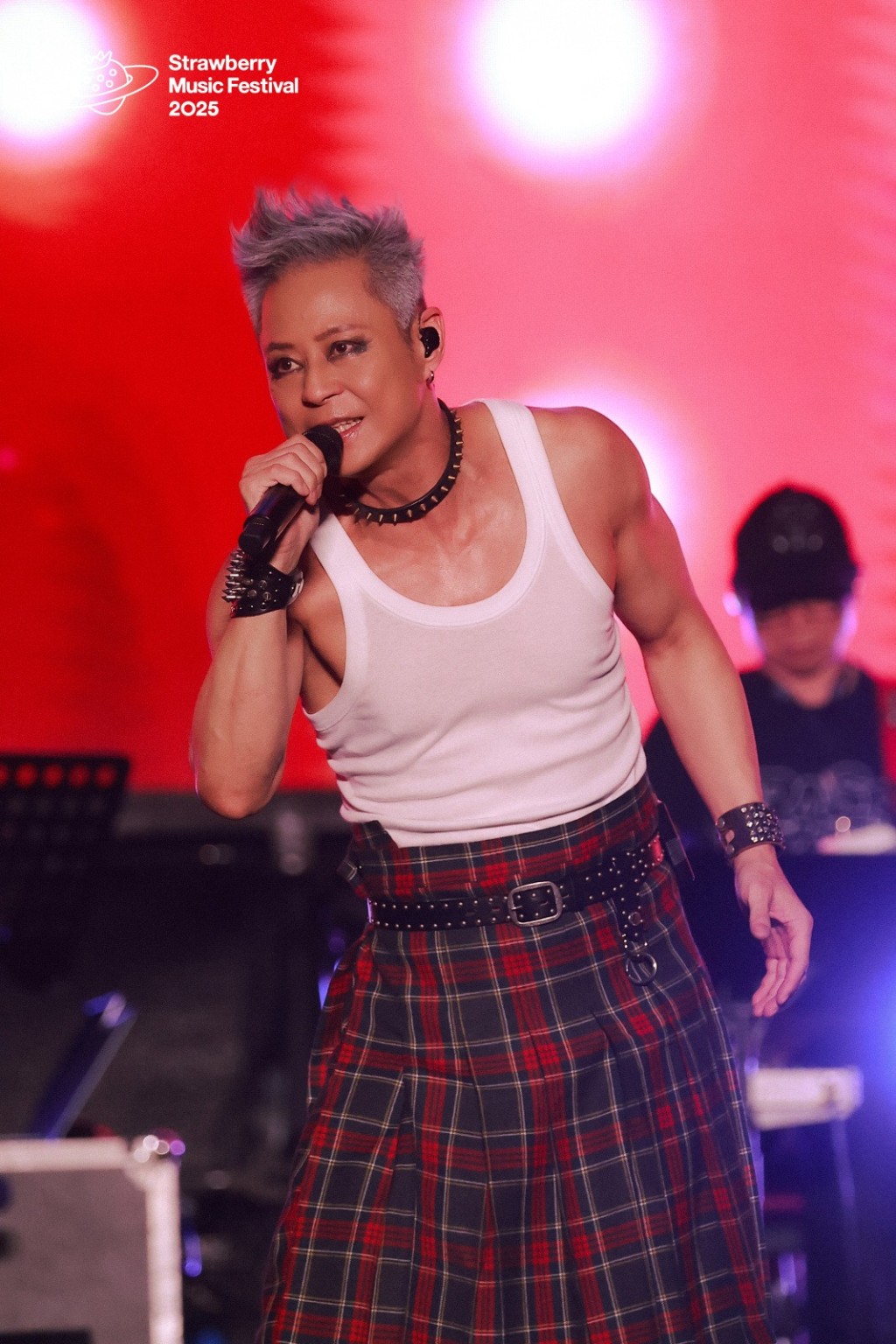 蔡一傑回憶，最難忘的戶外演出是出道第6年的歌迷會，「當日傾盆大雨，周圍水浸，我哋都決定繼續開騷！」