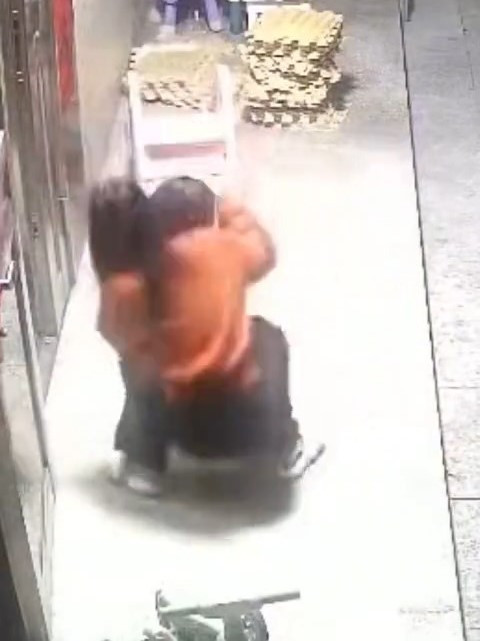 閉路電影拍下小孩將砂炮放入的情景。抖音@看齊新聞 閉路電影拍下小孩將砂炮放入的情景。抖音@看齊新聞