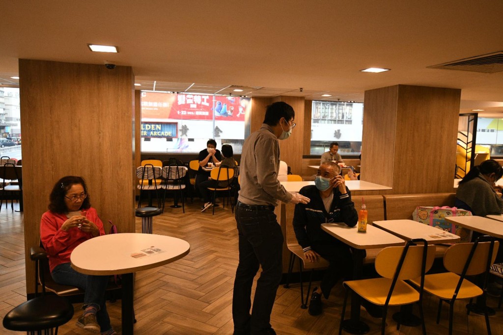 麥當勞餐廳經理告訴顧客要離開。